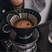 عکس مقاله نقش آب در عصاره‌گیری قهوه: چرا آب سخت یا نرم مهم است؟